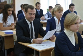 Medvedyev parta arxasında- FOTO